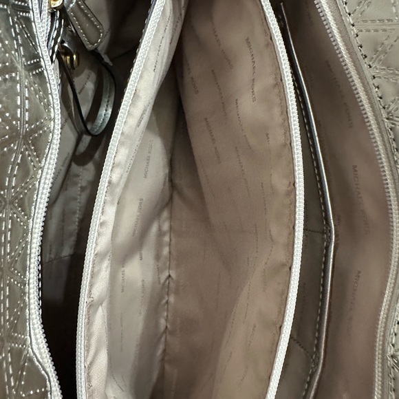 Michael Kors Voyager Specchio Champagne Metallic Large Tote bag - Picture 13 of 16